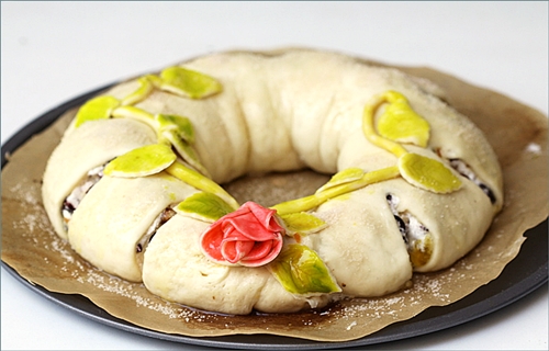 Yeasted Meringue Coffee Cake -painted dough