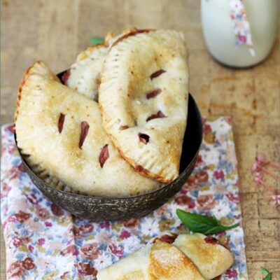 Baking| Apple Strawberry Basil Hand Pies from Beantown Baker {SRC} Apple Strawberry Basil Hand Pies