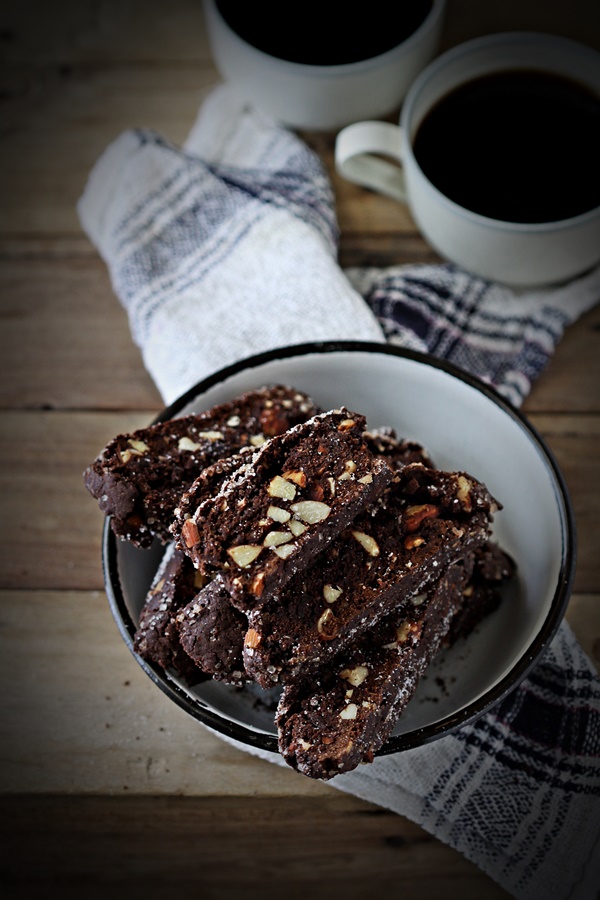 Wholewheat cocoa almond biscotti 