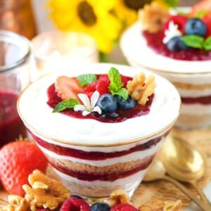Easy Mixed Berry Walnut Verrines - Prettiest Desserts for Summer 13 Mixed Berry Walnut Verrines